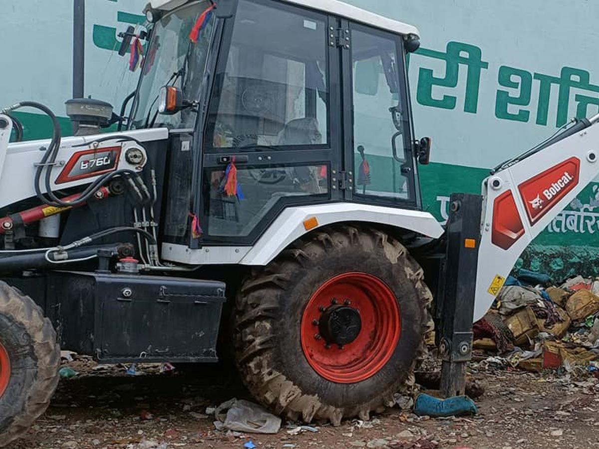 बैतडीको डिलाशैनीले ५४ लाखमा खरीद गरेको ब्याक लोडर कहाँ छ ? 